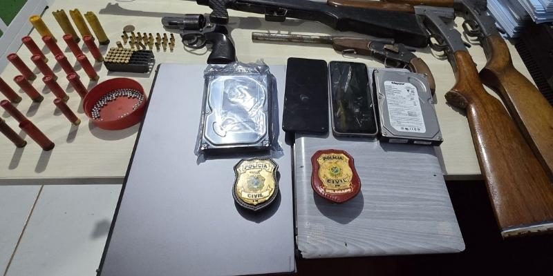 O Ministério Público do Amazonas (MPAM), por meio da Promotoria de Justiça de Boca do Acre, e a Polícia Civil do município deflagraram, nesta quarta-feira (21), uma operação que resultou na prisão em flagrante de um professor investigado por crimes sexuais contra uma adolescente. A ação foi realizada após pedido do MP, autorizado pela Justiça, que expediu mandado de busca e apreensão na residência do investigado.