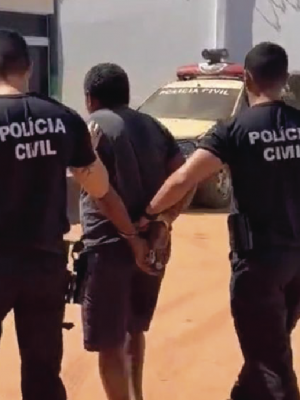 “Rapidamente a equipe policial da 61ª DIP diligenciou e efetuou a prisão em flagrante do autor, quando encontrou a adolescente de 16 anos na residência dele. Essa prisão é importante porque, depois que começamos a divulgar os casos de abusos sexuais que eram praticados em Boca do Acre, passamos a receber mais denúncias como a que eu recebi”, falou o delegado. Paulo Mavignier ressaltou que a colaboração da população é essencial para que a Polícia Civil possa continuar o combate aos crimes sexuais contra crianças e adolescentes no interior do Amazonas. “Os canais oficiais de denúncia, como Disque 100, dos Direitos Humanos, o 181, da Secretaria de Estado de Segurança Pública (SSP-AM), e 190, da Polícia Militar do Amazonas (PMAM), estão abertos para receber denúncias de abusos sexuais, inclusive de outras possíveis vítimas do idoso”, destacou o delegado. Diligências De acordo com o delegado Gustavo Kallil, da 61ª DIP, após a equipe policial ser informada sobre a denúncia anônima, imediatamente iniciou as diligências para efetuar a prisão do indivíduo.