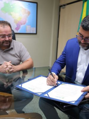 O município de Boca do Acre, localizado a 1.028 quilômetros de Manaus, será beneficiado com obras de recuperação viária por meio do programa Asfalta Amazonas. A ordem de serviço foi assinada na terça-feira (30) pelo governador Wilson Lima, durante solenidade na sede do Governo do Estado, no bairro Compensa, zona oeste da capital.