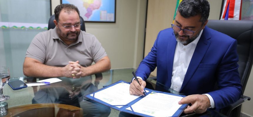 O município de Boca do Acre, localizado a 1.028 quilômetros de Manaus, será beneficiado com obras de recuperação viária por meio do programa Asfalta Amazonas. A ordem de serviço foi assinada na terça-feira (30) pelo governador Wilson Lima, durante solenidade na sede do Governo do Estado, no bairro Compensa, zona oeste da capital.